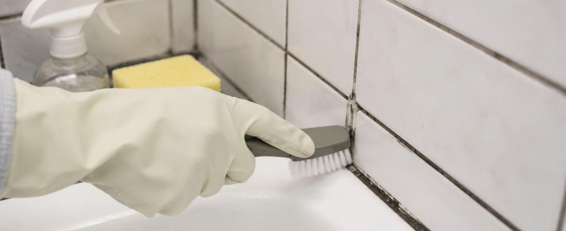 Cómo limpiar juntas negras del baño sin estropearlas