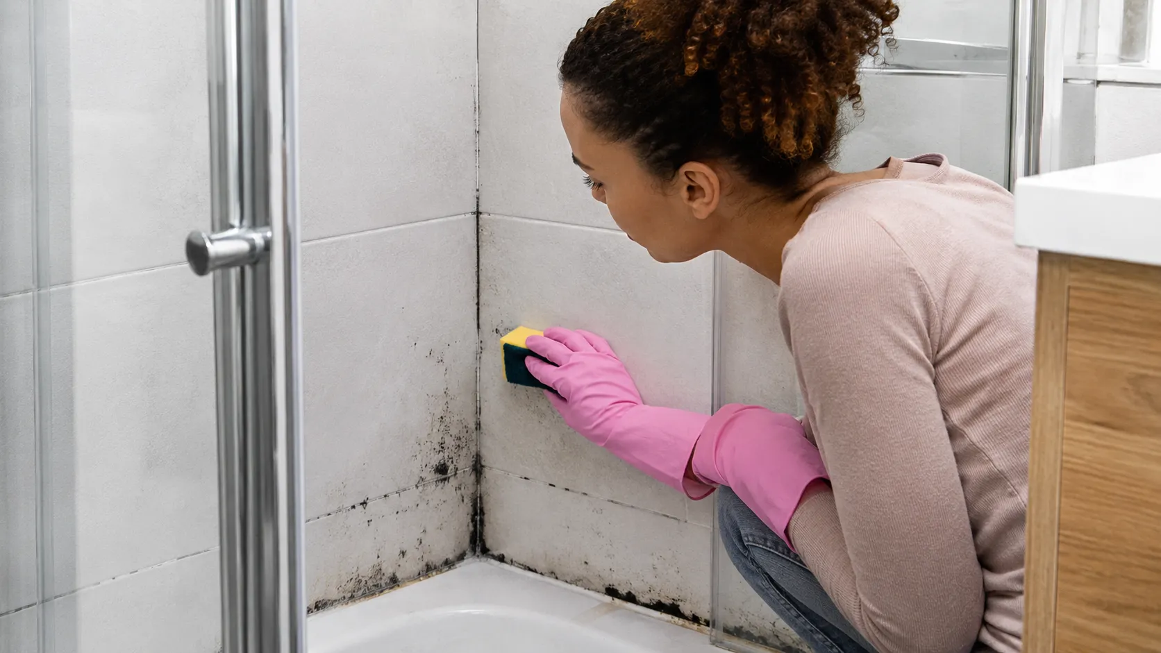 Cómo eliminar moho del baño definitivamente