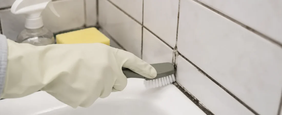 Cómo limpiar juntas negras del baño sin estropearlas