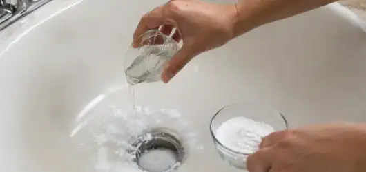 Cómo desatascar el desagüe del baño sin llamar a un fontanero