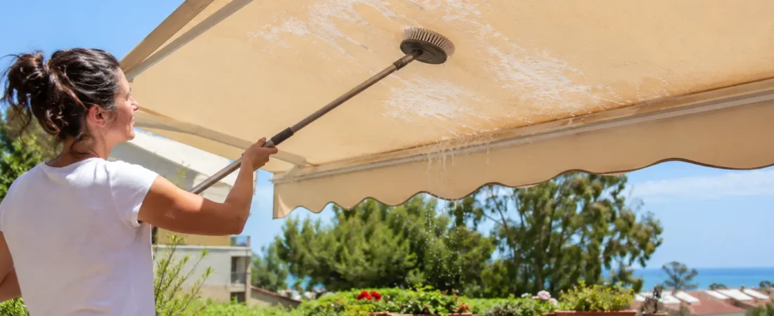 Cómo limpiar el toldo de la terraza sin desmontarlo