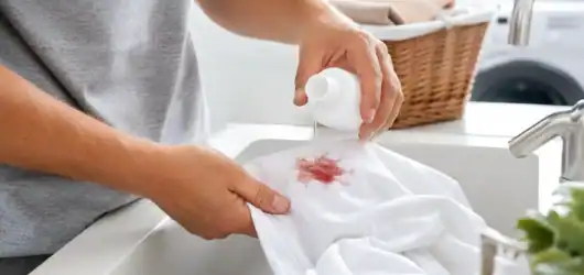 Cómo quitar manchas de sangre seca de la ropa